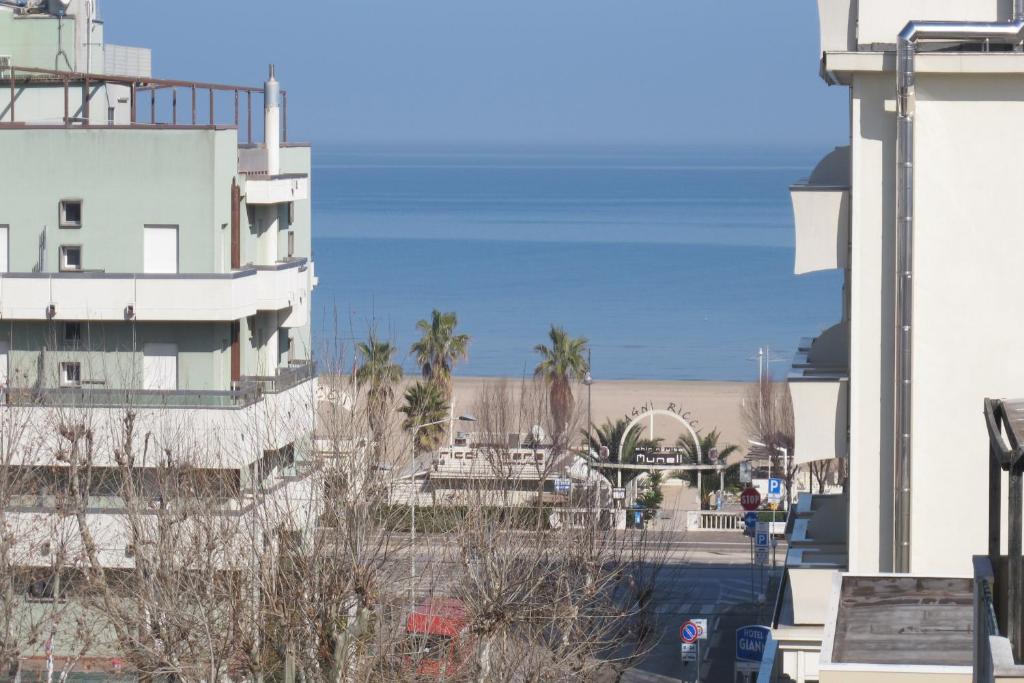 een uitzicht op een gebouw met de oceaan op de achtergrond bij Hotel Concordia Palace in Rimini