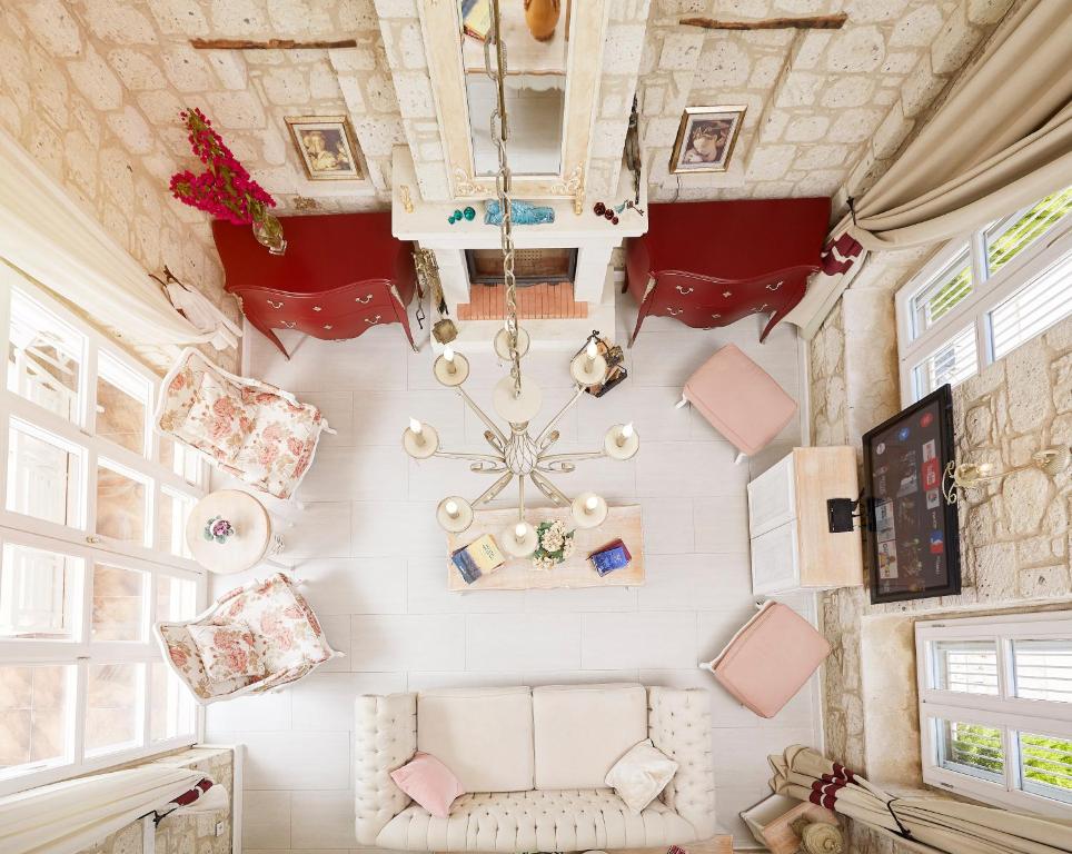 A seating area at Alakapi Hotel & Villas