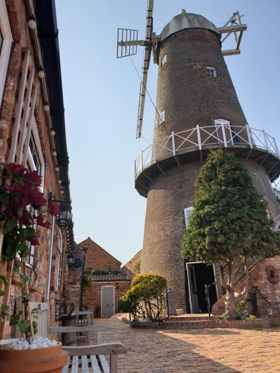 um moinho de vento na lateral de um edifício em The Windmill em Scarborough