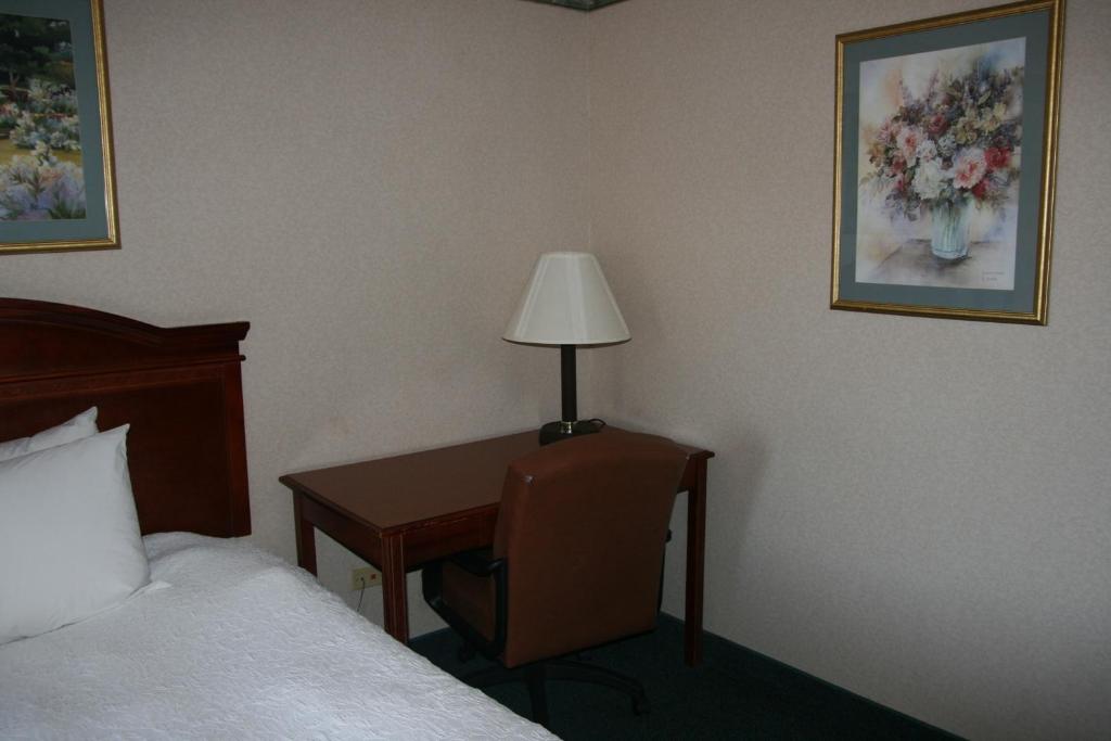 Baymont by Wyndham Clarksville Northeast - Queen Room - Non-Smoking