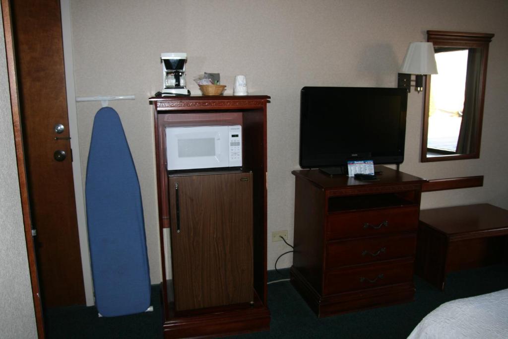 Baymont by Wyndham Clarksville Northeast - King Room With Jetted Tub - Non-Smoking