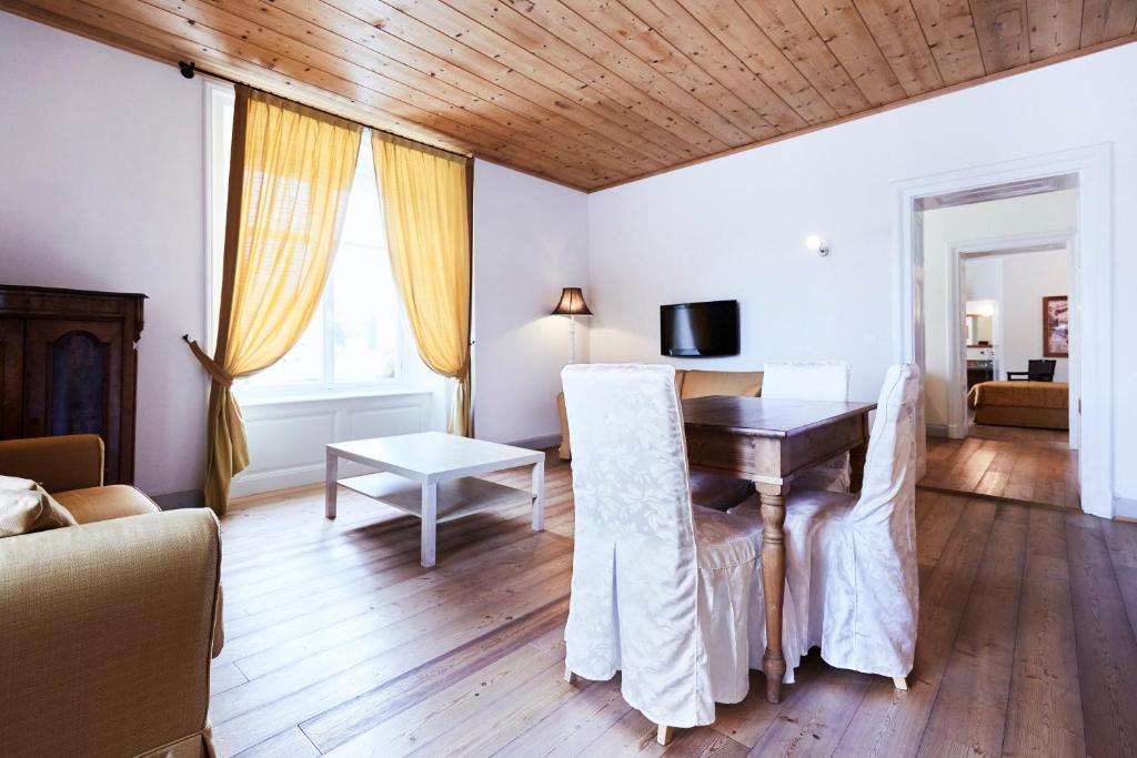 TV a/nebo společenská místnost v ubytování Maloja Palace Residence Engadin-St Moritz CO2-Neutral