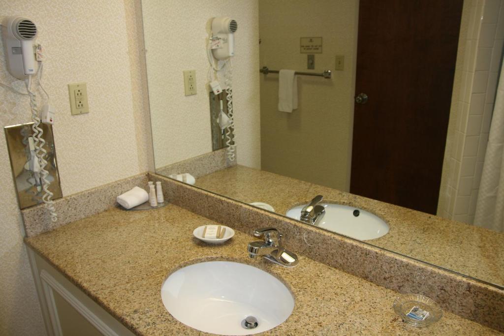 Baymont by Wyndham Clarksville Northeast - King Room - Non-Smoking