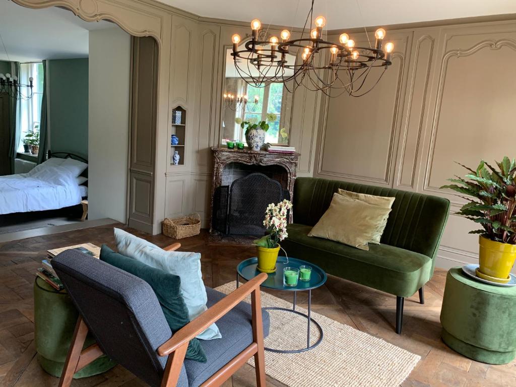 un soggiorno con divano e lampadario pendente di Suites Elswoutshoek a Overveen