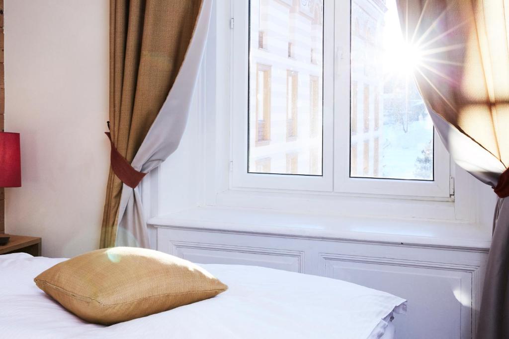 Postel nebo postele na pokoji v ubytování Maloja Palace Residence Engadin-St Moritz CO2-Neutral