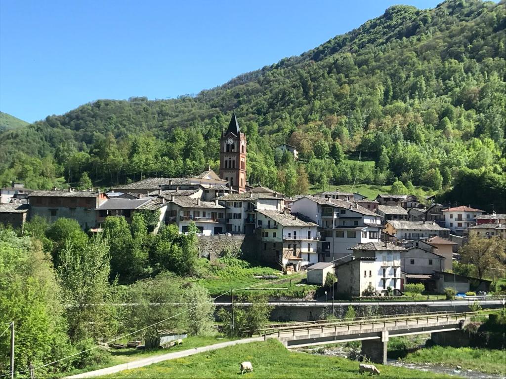 Une petite ville avec un pont et une montagne dans l'établissement Ostello Antagonisti, à Melle