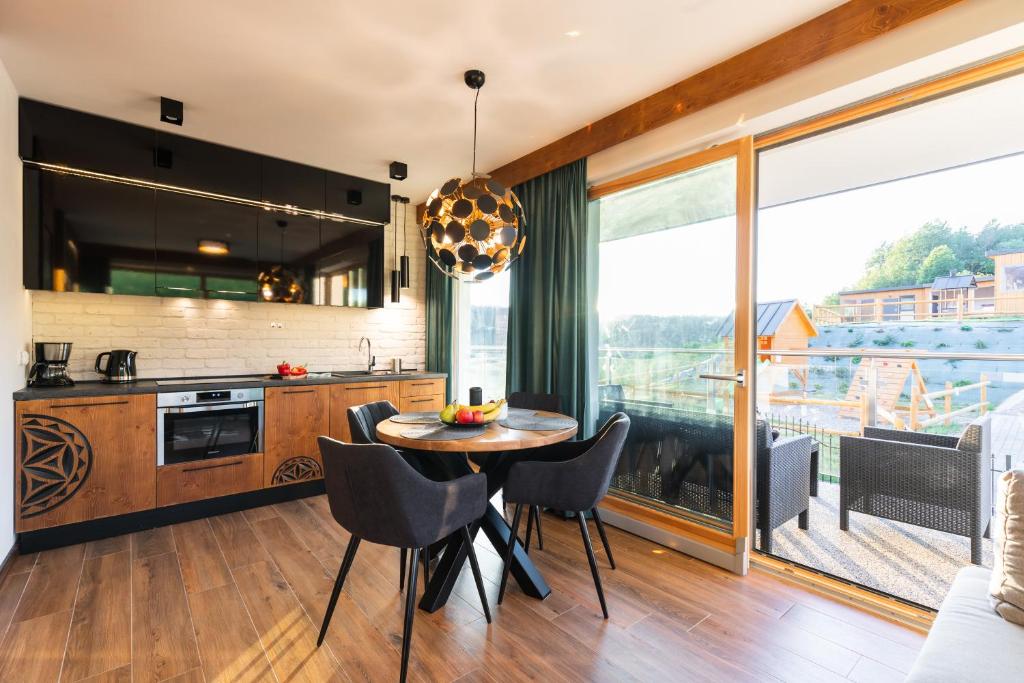 Kuchyňa alebo kuchynka v ubytovaní Apartamenty Bachledzki Wierch Zakopane