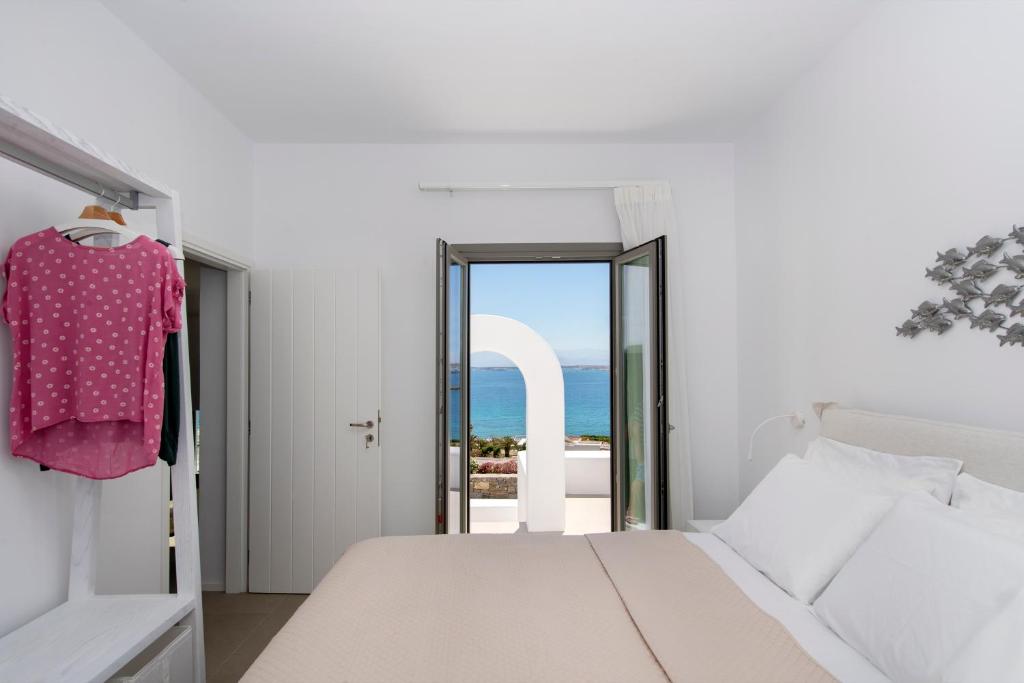 Postel nebo postele na pokoji v ubytování Kymo Luxury Suites Paros