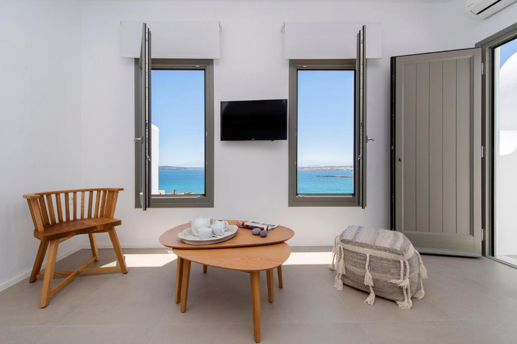 TV a/nebo společenská místnost v ubytování Kymo Luxury Suites Paros