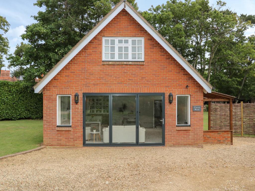 un bâtiment en briques rouges avec des portes coulissantes en verre dans l'établissement Thames Reach, à Wallingford