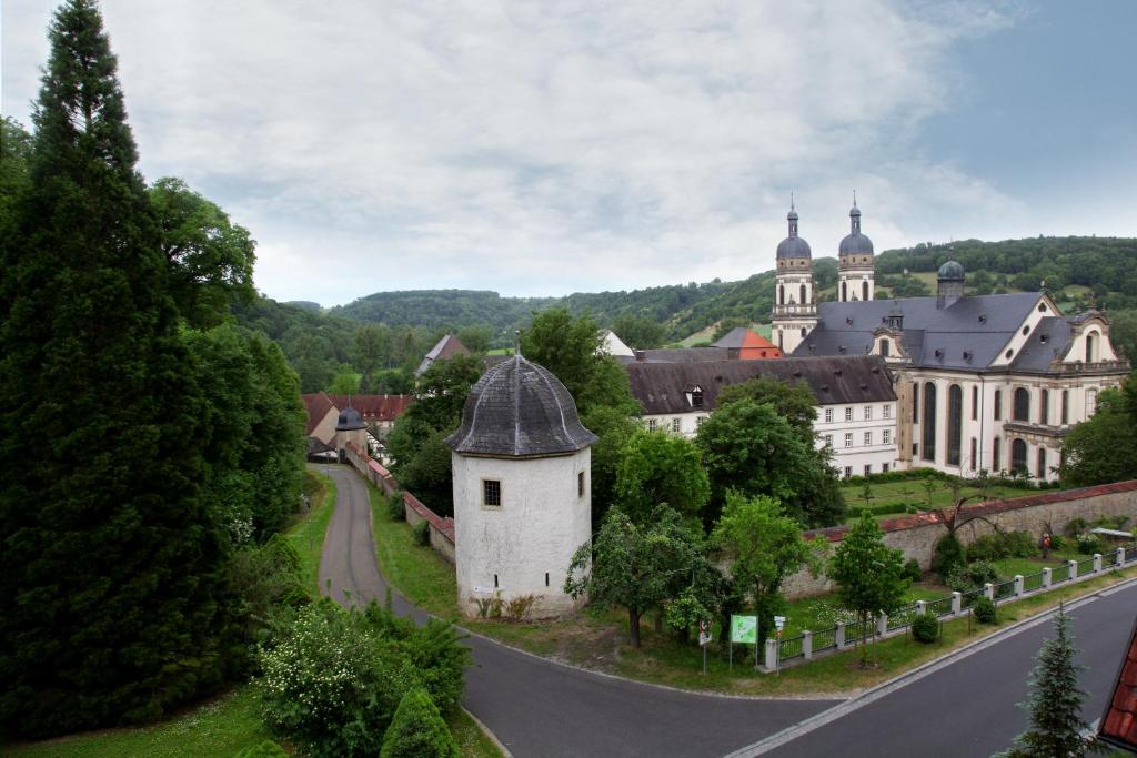 een uitzicht op een stad met een kasteel en een weg bij Kloster Schöntal in Jagsthausen