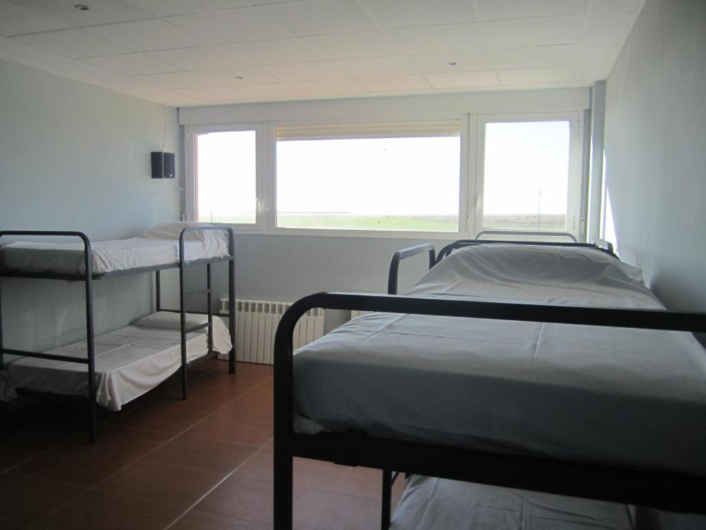 two bunk beds in a room with a window at Albergue Centro de Ocio Luis Miguel 