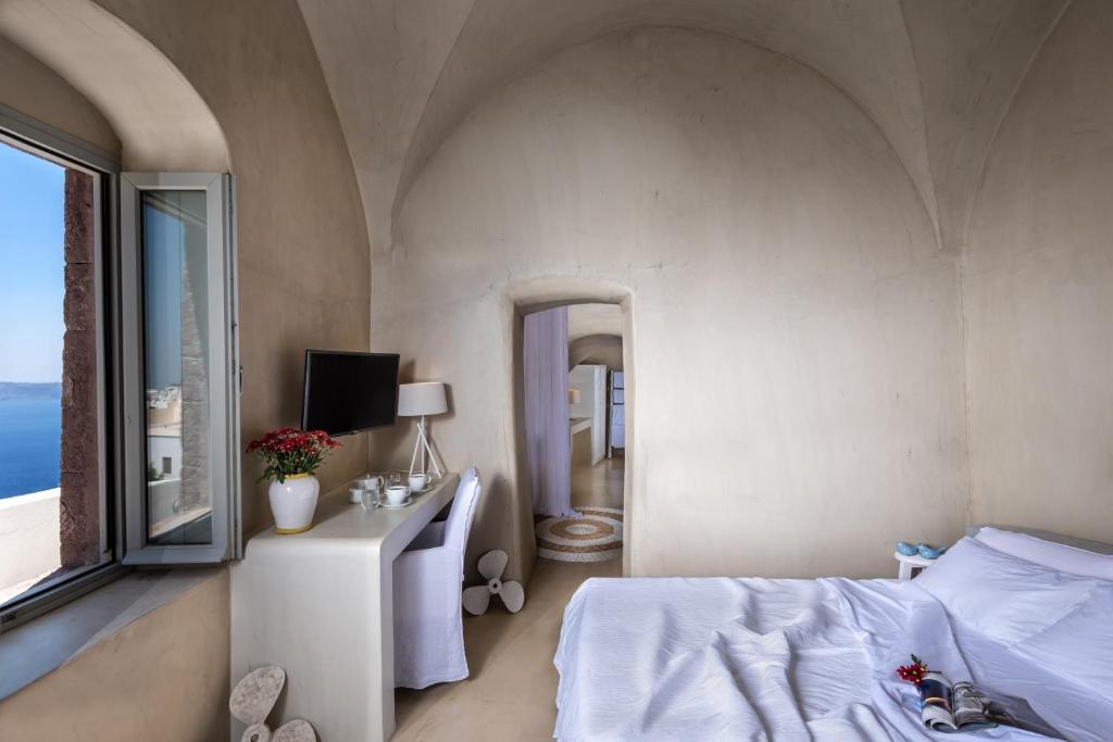 Postel nebo postele na pokoji v ubytování Mythical Blue Luxury Suites
