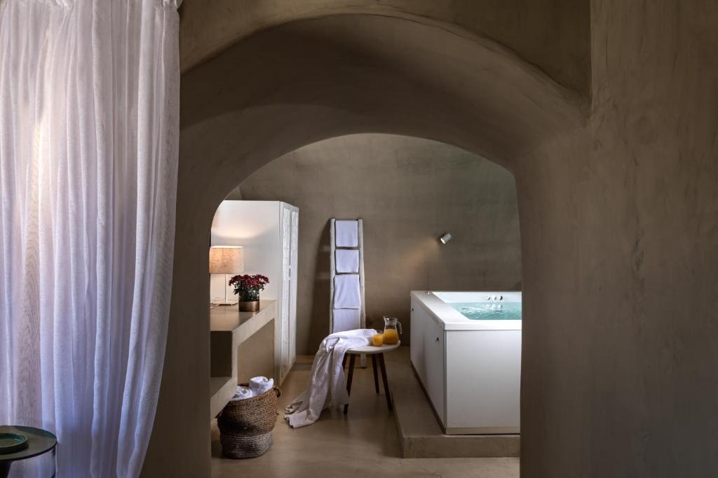 Postel nebo postele na pokoji v ubytování Mythical Blue Luxury Suites