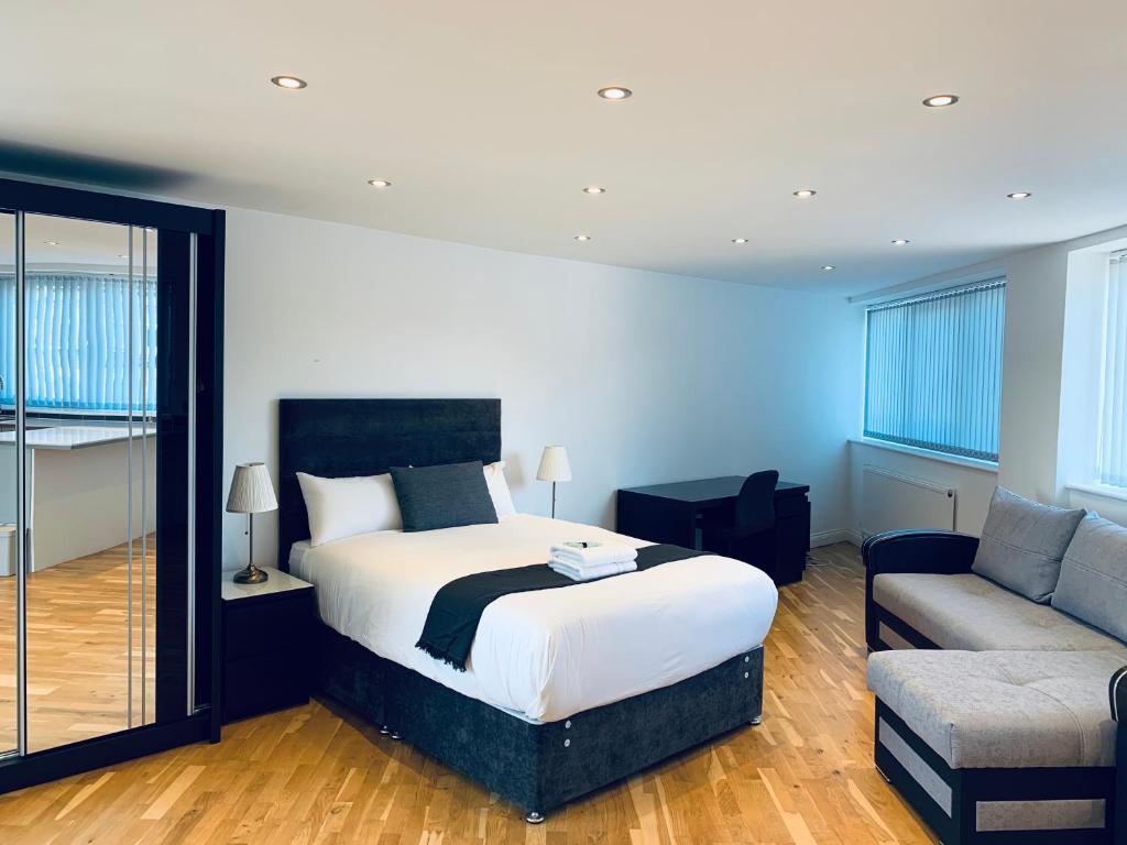 a bedroom with a bed and a couch at Greenwich Stay in London