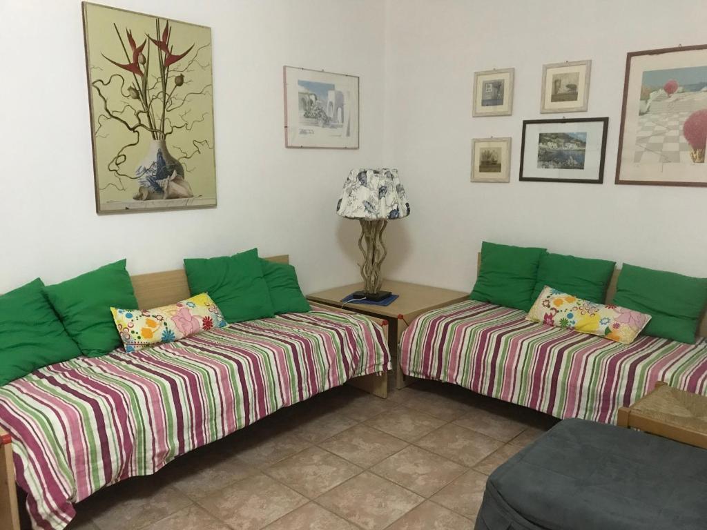 een woonkamer met 2 banken en een tafel bij Residence Cala Chiesa in La Maddalena