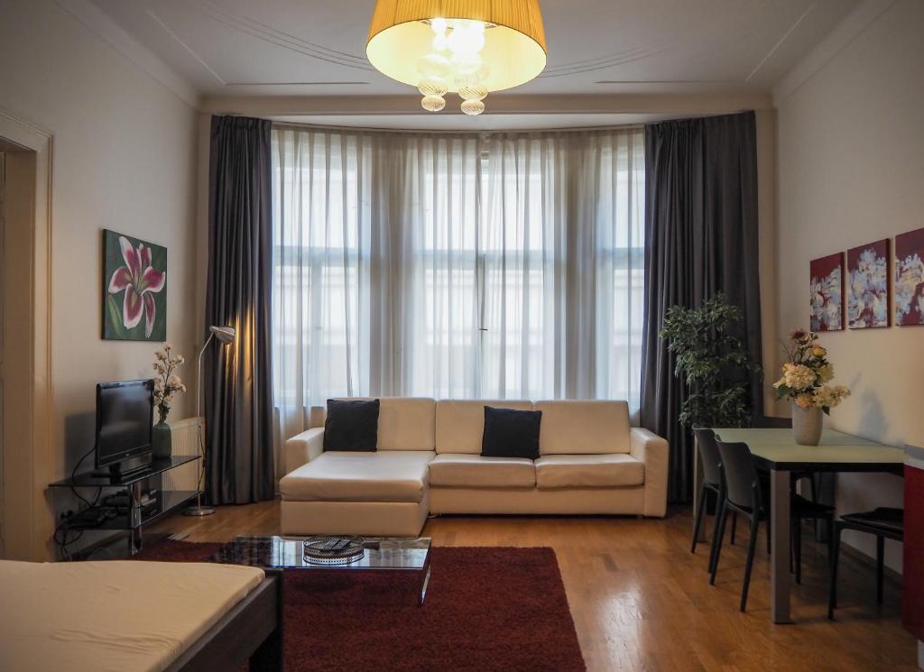 salon z kanapą i stołem w obiekcie Žatecká - Old Town Residence w Pradze