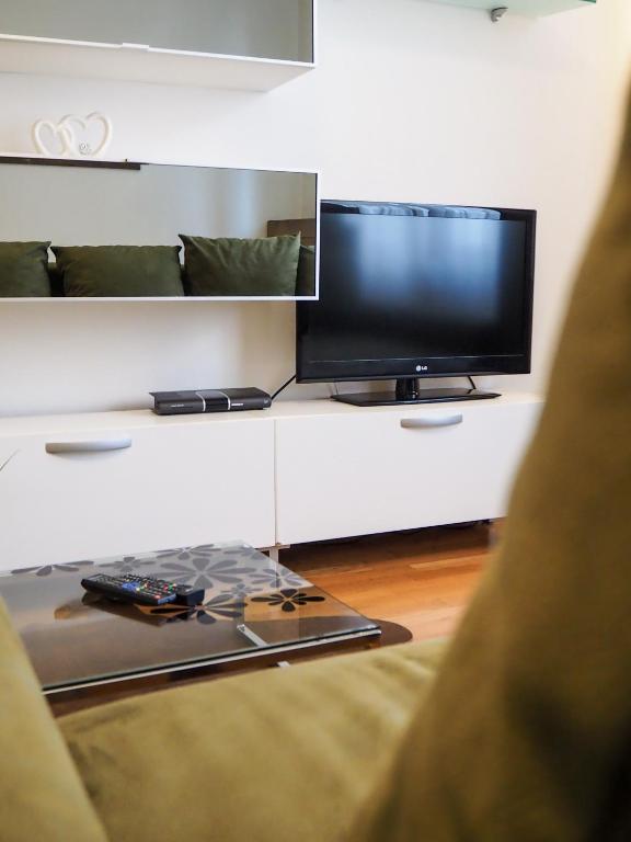 Telewizja i/lub zestaw kina domowego w obiekcie Žatecká - Old Town Residence