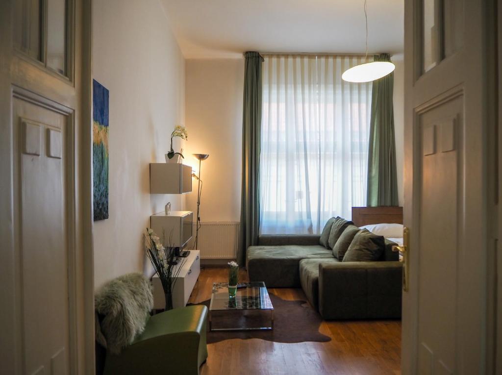uma sala de estar com um sofá e uma mesa em Žatecká 4 - Old Town Residence em Praga