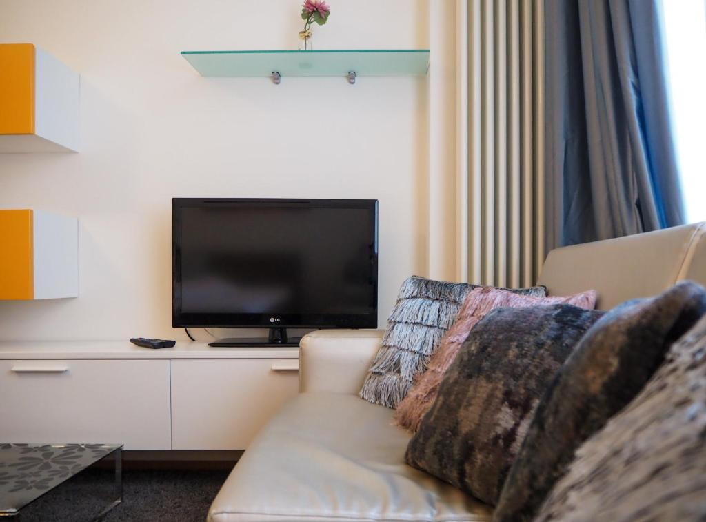 Telewizja i/lub zestaw kina domowego w obiekcie Žatecká - Old Town Residence