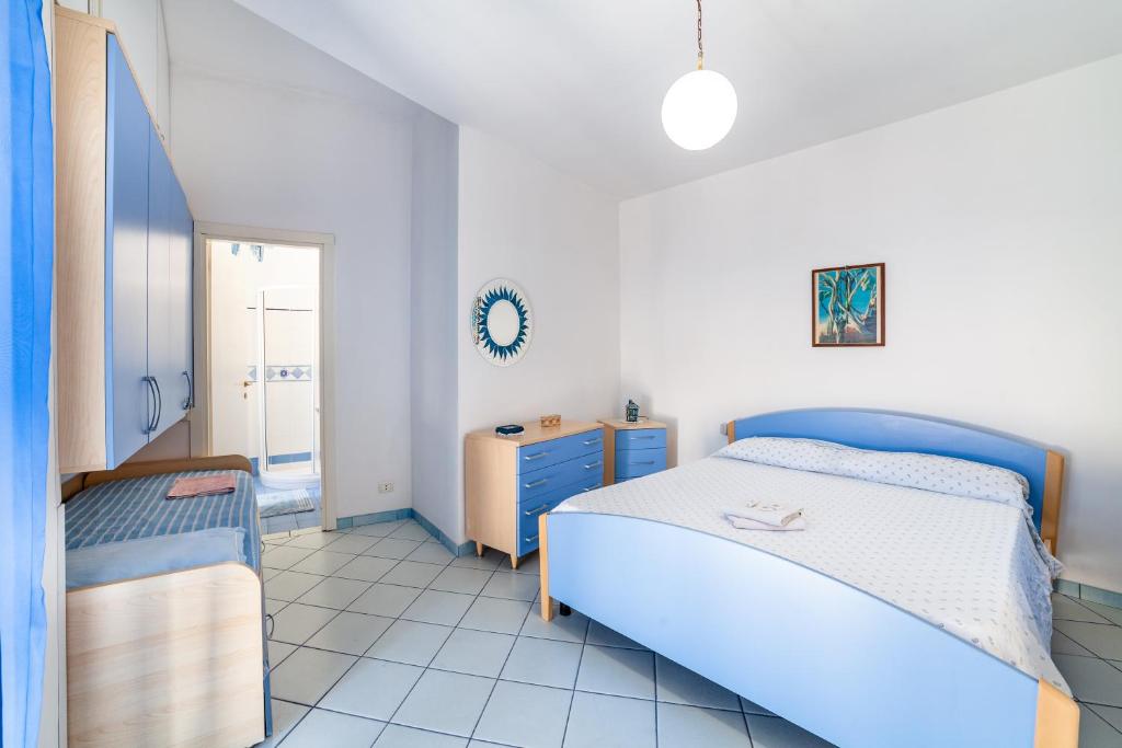 ein Schlafzimmer mit einem blauen Bett und einem blauen Schrank in der Unterkunft La casa del capitano ponza in Ponza