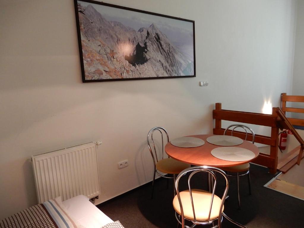 A seating area at Štúdiá Správa TANAPu