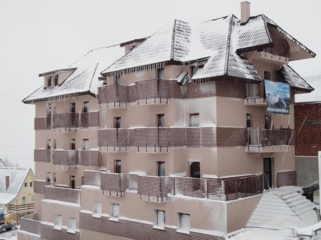 un edificio con techos nevados encima en Belvedere Hills Luxury Apartments and Spa en Kopaonik