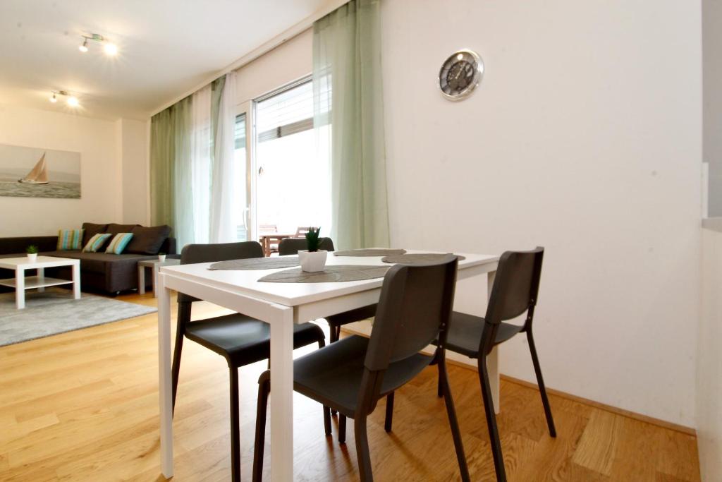 Posedenie v ubytovaní Spacious Terrace Apt in Modern Klosterneuburg Building