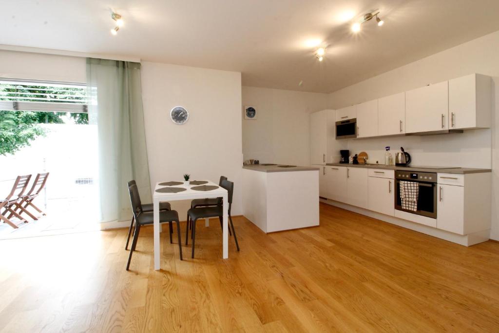 Kuchyňa alebo kuchynka v ubytovaní Spacious Terrace Apt in Modern Klosterneuburg Building