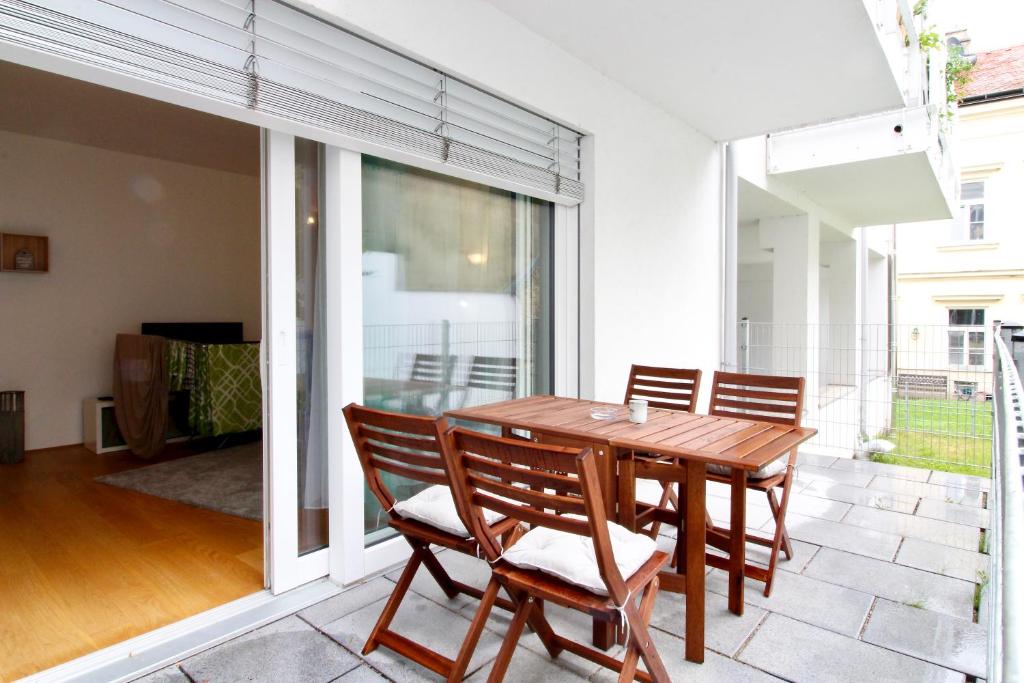 Patio alebo iná vonkajšia časť ubytovania Spacious Terrace Apt in Modern Klosterneuburg Building