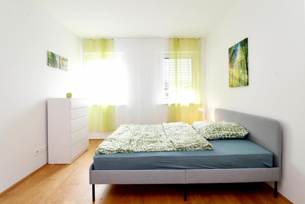 Posteľ alebo postele v izbe v ubytovaní Spacious Terrace Apt in Modern Klosterneuburg Building