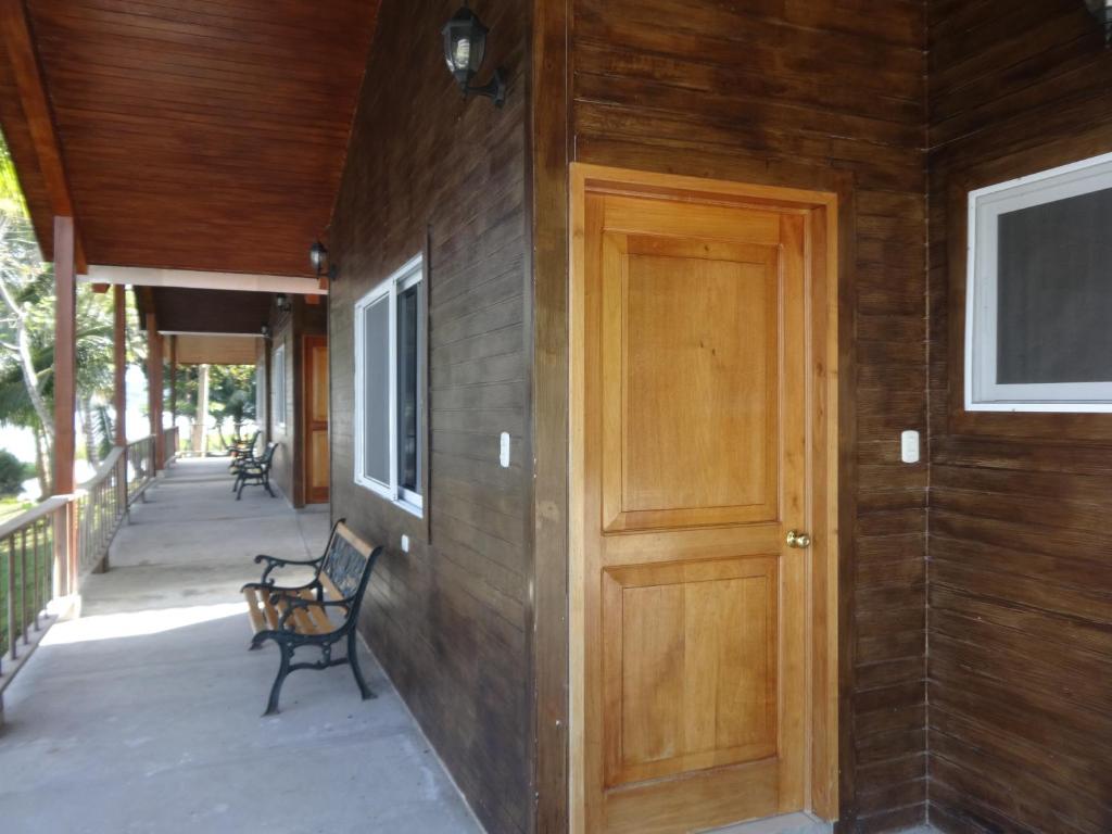 una porta di legno sul lato di una casa di Hotel Santa Barbara Tikal a Flores