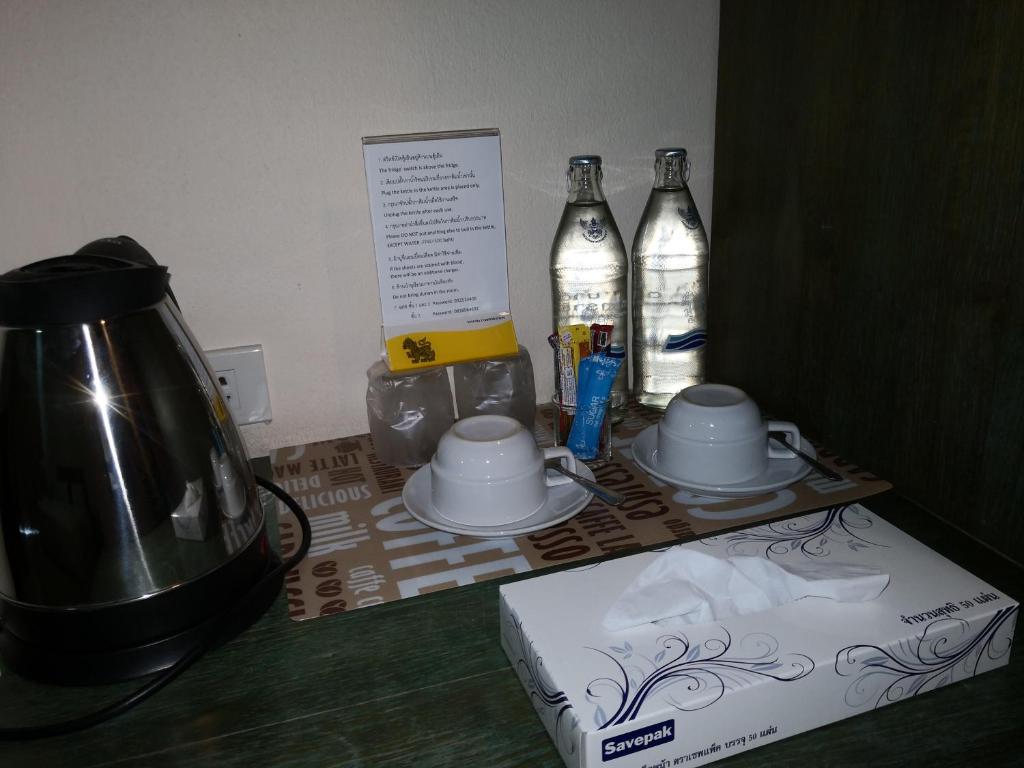 Příslušenství pro přípravu čaje a kávy v ubytování Baan Suksiri Hotel