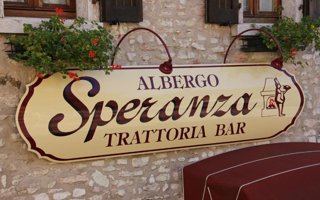 Fotografie z fotogalerie ubytování Albergo Speranza Spiazzi di Monte Baldo v destinaci Spiazzi Di Caprino