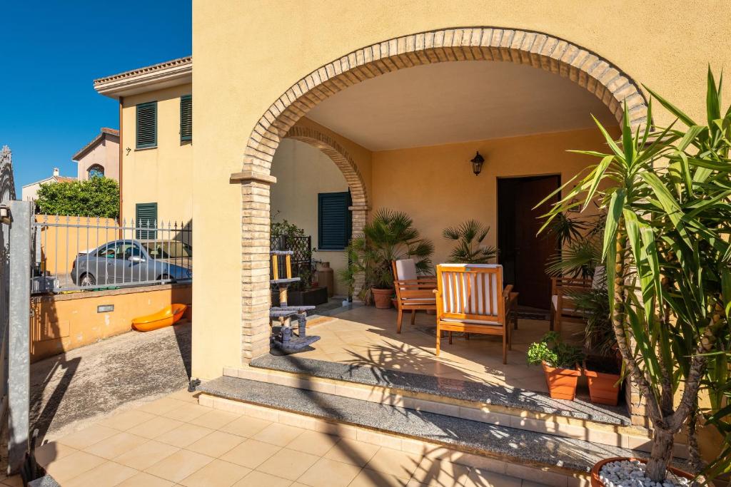 eine Terrasse mit einem Torbogen in einem Haus in der Unterkunft Casa Rebecca in Settimo San Pietro