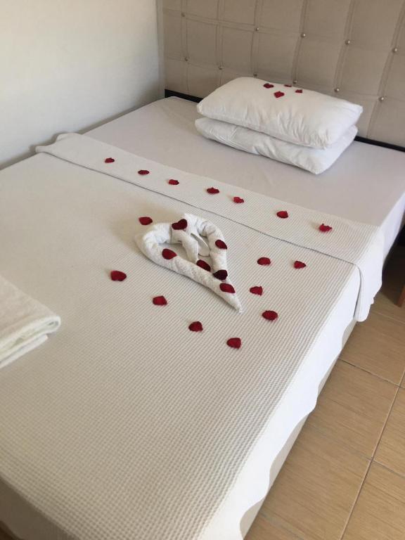 Postel nebo postele na pokoji v ubytování UĞUR BEACH HOTEL