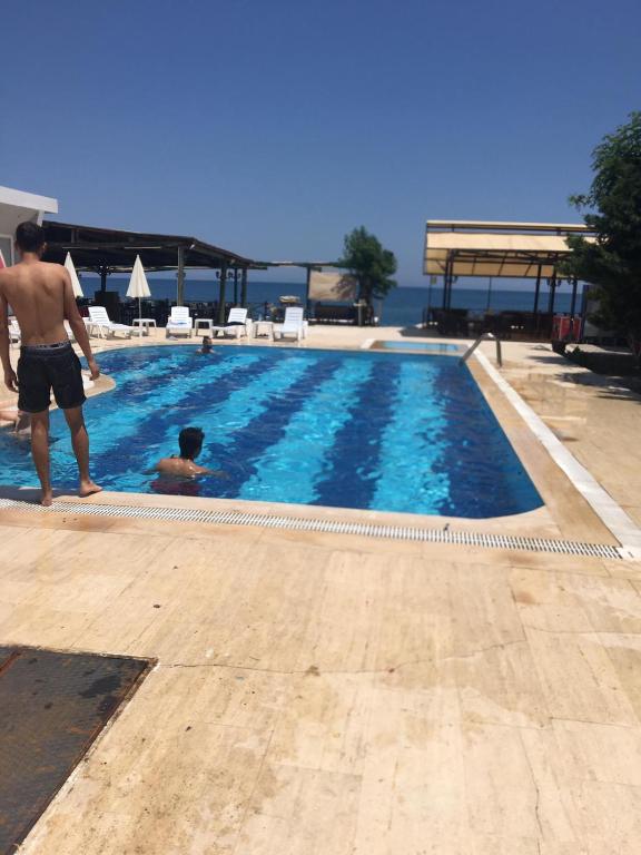 Bazén v ubytování UĞUR BEACH HOTEL nebo v jeho okolí