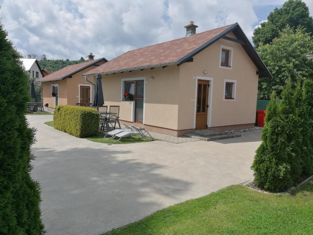 una pequeña casa con una entrada delante de ella en Apartment chatky Aquaduo, en Liptovská Sielnica