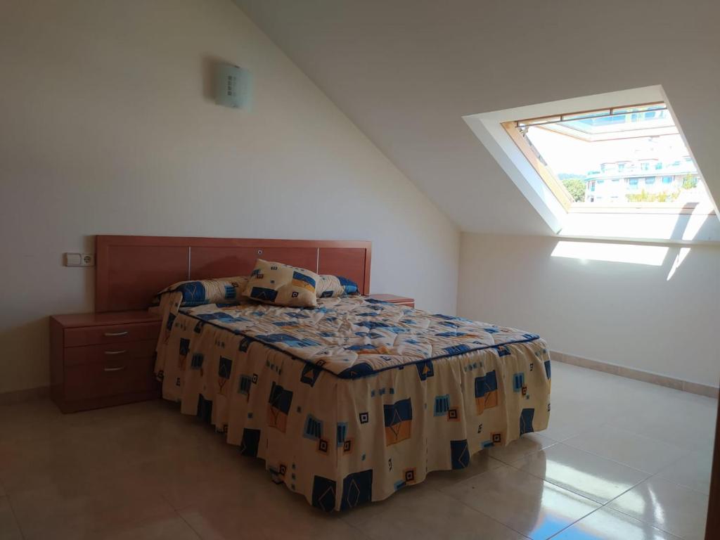 A bed or beds in a room at Apartamento XOSÈ Sanxenxo