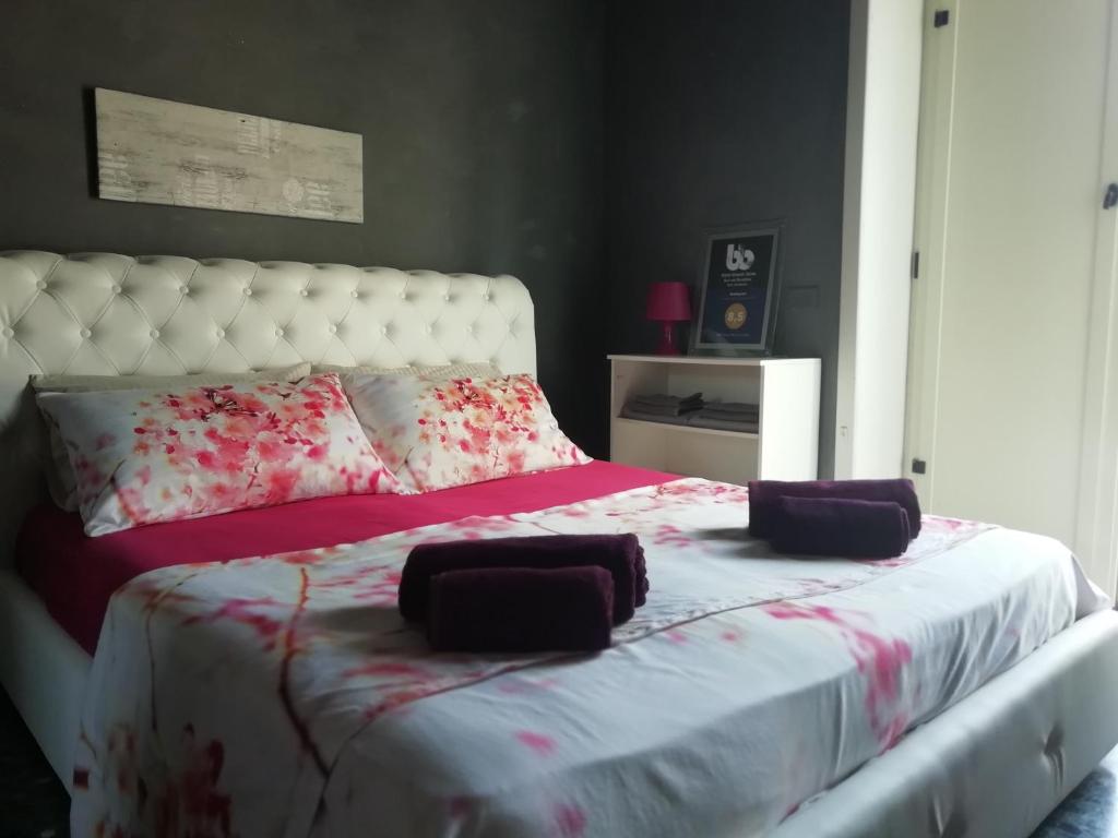 1 dormitorio con 1 cama blanca grande con sábanas rojas en B&B Maria Rosaria Home, en San Marzano sul Sarno