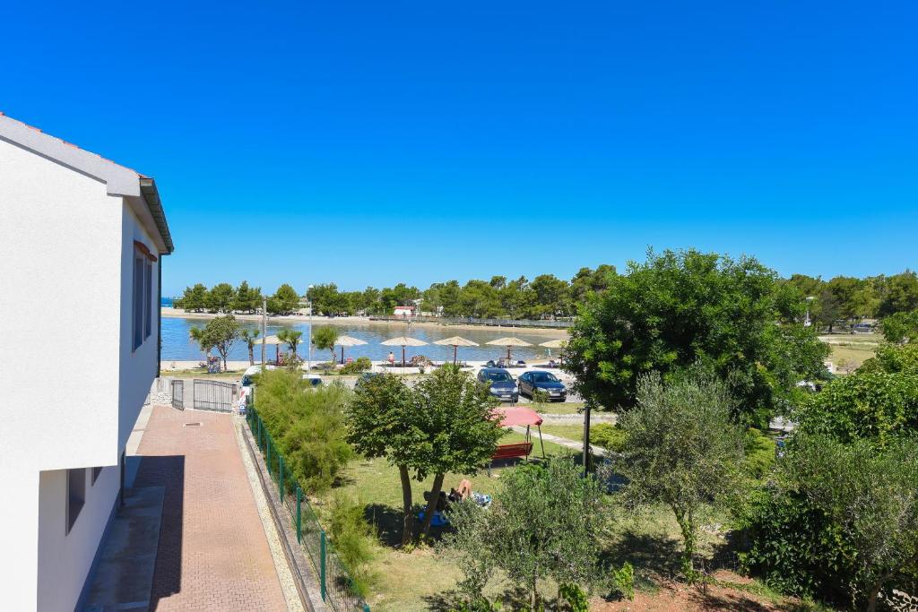 vista su un parco e su una pozza d'acqua di Apartment Sonja a Zaton