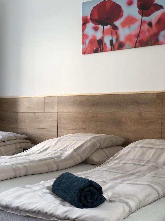 Łóżko lub łóżka w pokoju w obiekcie Avas Apartman