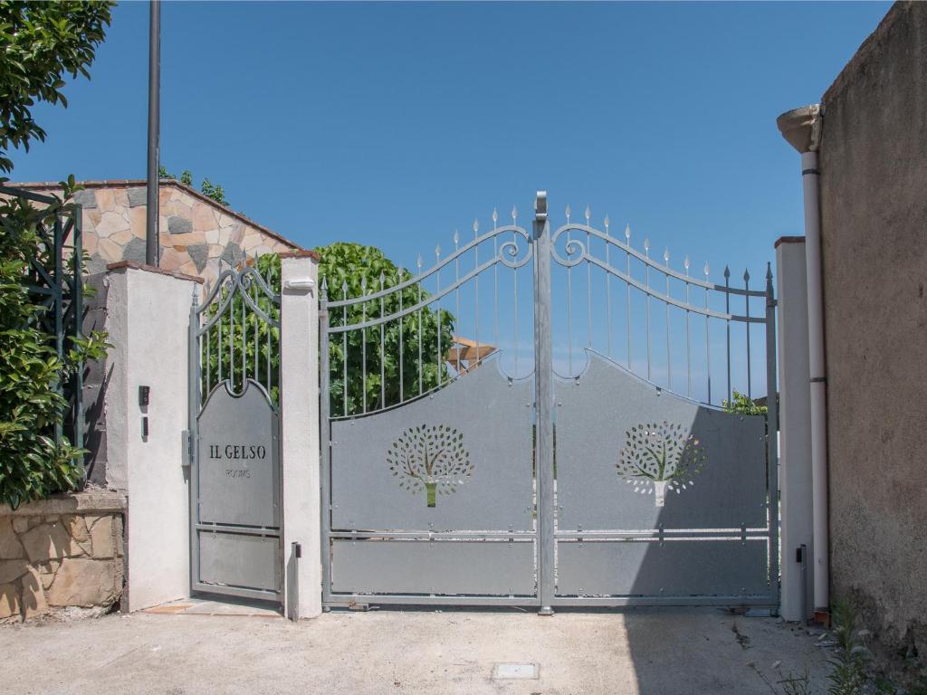 un cancello per una villa con alberi di B&B Il Gelso Rooms a Terme Vigliatore
