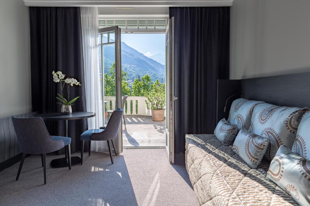 Nespecifikovaný výhled na hory nebo výhled na hory při pohledu z hotelu