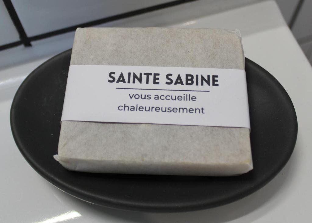 eine Serviette auf einer schwarzen Platte in der Unterkunft Sainte Sabine en Dordogne in Castels
