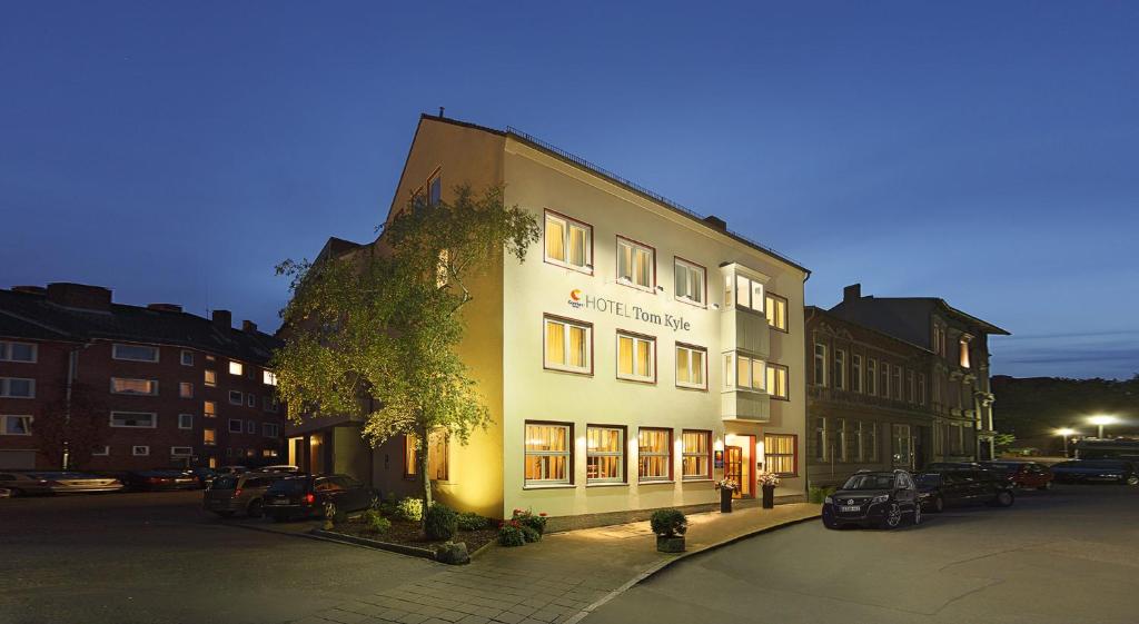 a building on a street with cars parked in front of it at Comfort Hotel tom Kyle in Kiel