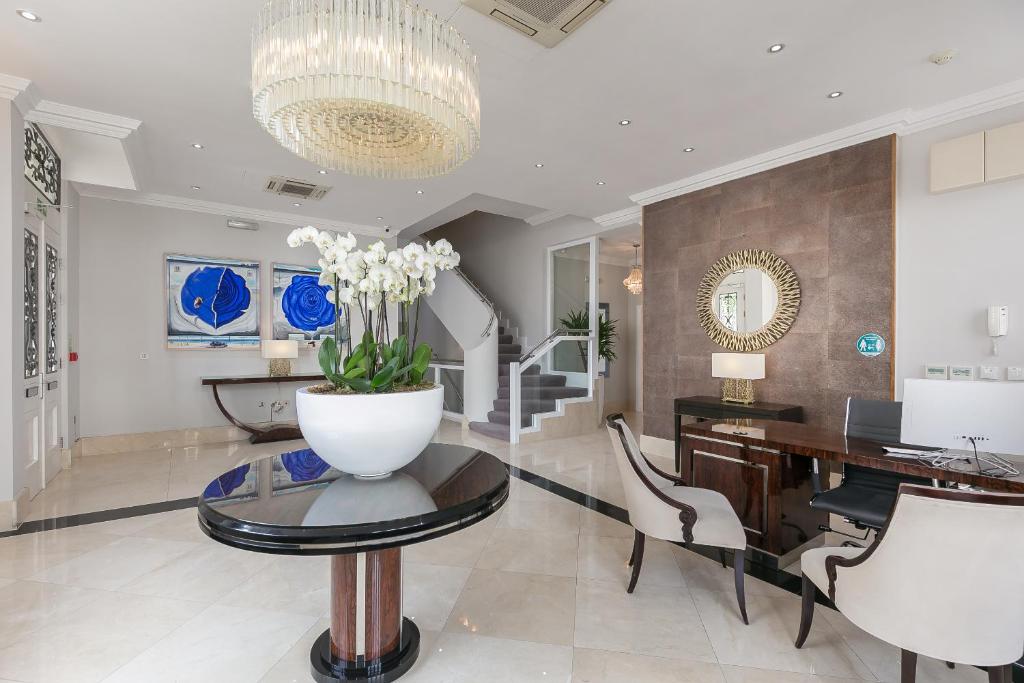 uma sala de estar com um vaso de flores sobre uma mesa em Chilworth Court em Londres