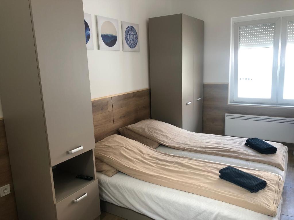 Łóżko lub łóżka w pokoju w obiekcie Avas Apartman