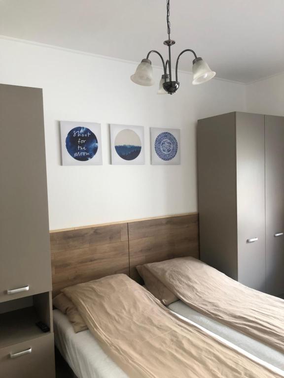 Łóżko lub łóżka w pokoju w obiekcie Avas Apartman