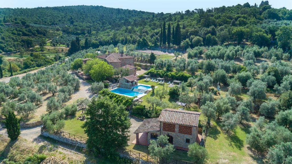 una vista aérea de una casa con piscina y árboles en Casale La Valle, en Pergine Valdarno